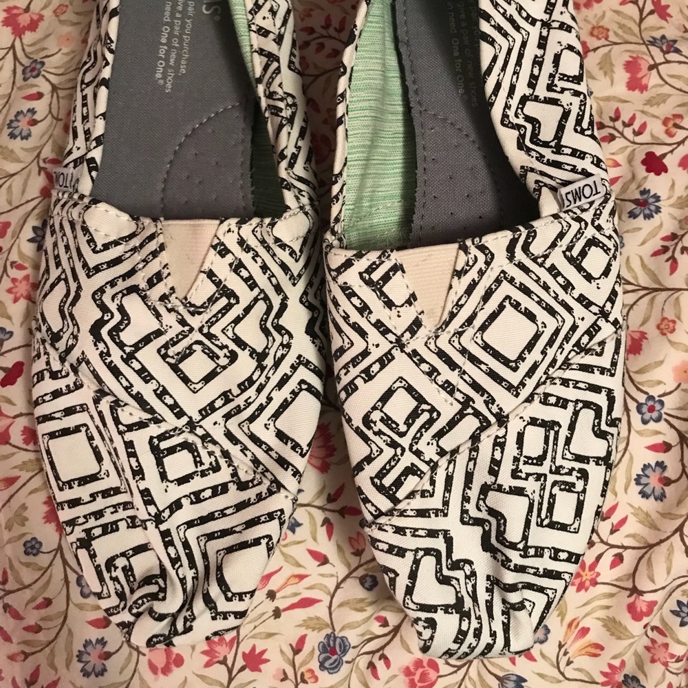 NEW Toms Patterned Classics